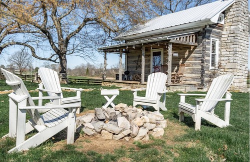Columbia Cabin | Cozy Crockett's Retreat: Where History Meets Comfort