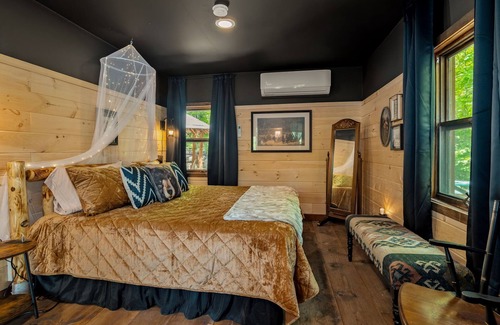 Hague Cabin | COZY CUB CABIN Mountainside Lake George, Hot Tub, Fireplace, Gazebo