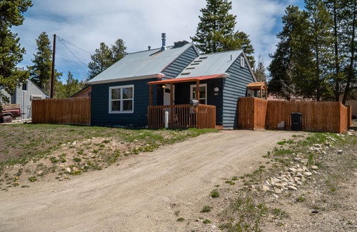 Leadville North House | Cozy Dog-Friendly Cabin in Leadville – Near Skiing, Hiking & Downtown