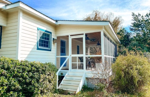 Morehead City Cottage | Cozy Dog-Friendly Cottage in Heart of Beaufort
