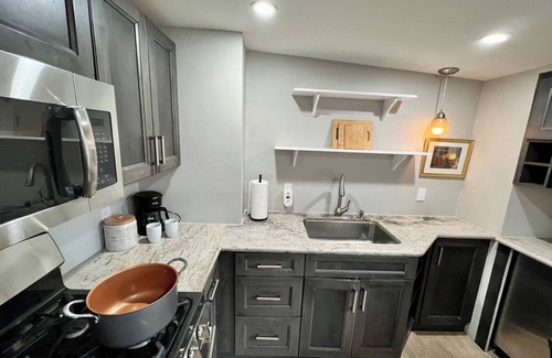 Downtown Burlingame Bed & Breakfast | Cozy, Downtown Burlingame 1/1