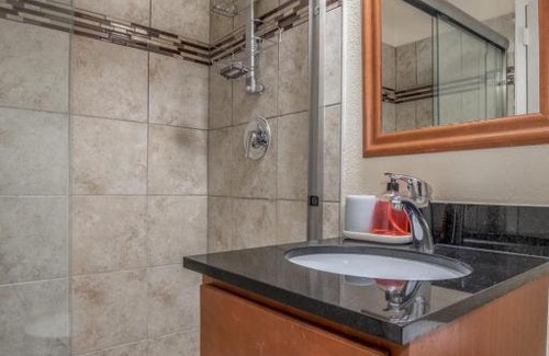 Downtown West Apartment | Cozy DT Studio with City View by Zencity