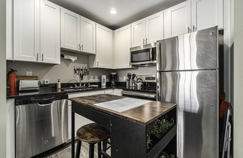 Manistee Condo | Cozy Efficiency at Downtown Manistee