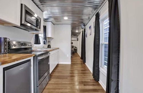 Athens Cottage | Cozy Electric Blue Cargo Cottage - Lot 25