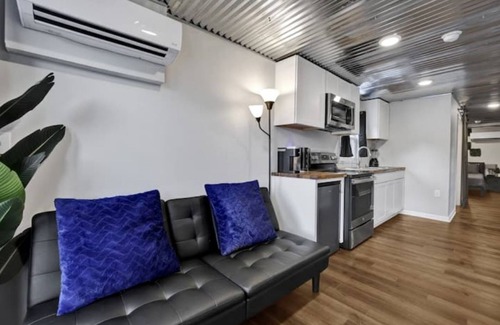 Athens Cottage | Cozy Electric Blue Cargo Cottage - Lot 25