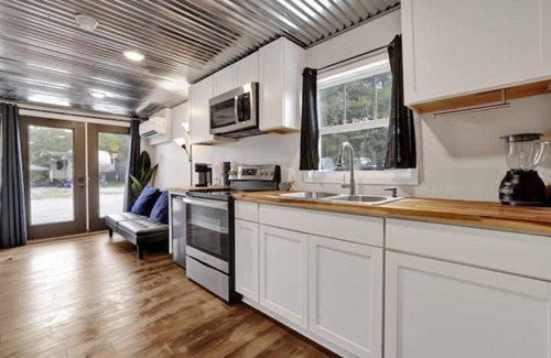 Athens Cottage | Cozy Electric Blue Cargo Cottage - Lot 25