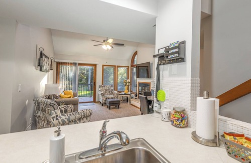 The Galena Territory Condo | Cozy Fall Golf View Retreat | 2 King Bed Suites, Fireplace & Pool Access