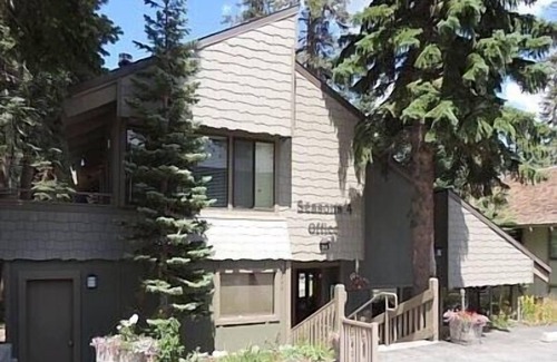 Mammoth Lakes Condo | Cozy, Family-Friendly Escape, #143 is next to complex amenities!