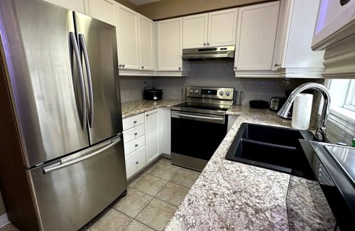 Barrie House | Cozy Family Friendly 3-Bedroom Retreat in the Heart of Barrie, Ontario