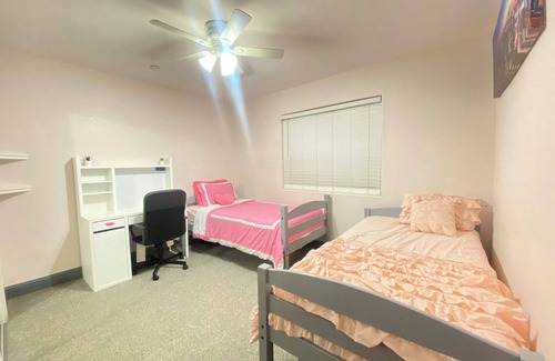Modesto House | Cozy-Family Friendly-Hidden Gem in Modesto-Newly Built, 3 Bed, 2 Bath, 5 Beds