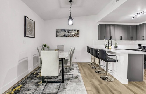 Chinatown House | Cozy Family Home w/ Game Room and Swimming Pool ! 10 Minutes away from the Strip
