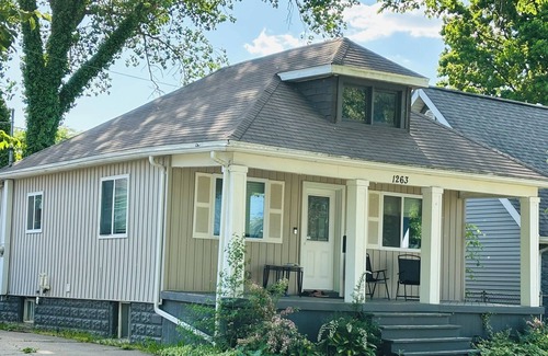 East Windsor House | Cozy Family Room with King Size Bed and attached Room all for One Price