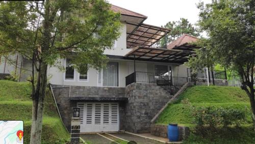 Bandung Villa | Cozy Family Villa