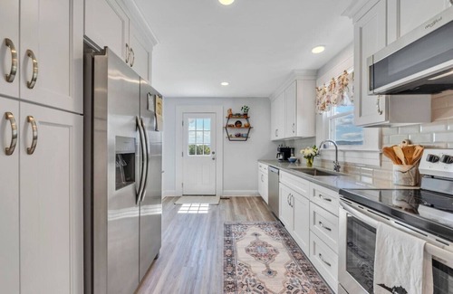Troutville House | Cozy Farmhouse with a Hot tub to die for and 4 person Sauna on 8 acres!