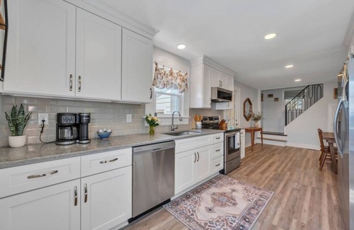 Troutville House | Cozy Farmhouse with a Hot tub to die for and 4 person Sauna on 8 acres!