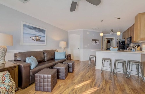 Lake Delton Apartment | Cozy, Fireplace, Steps to Lake