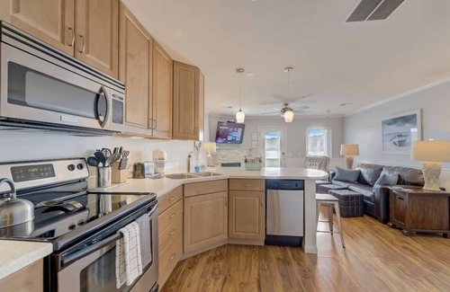 Lake Delton Apartment | Cozy, Fireplace, Steps to Lake