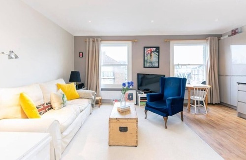 Hammersmith Broadway Apartment | Cozy flat in Hammersmith with two tube stations nearby