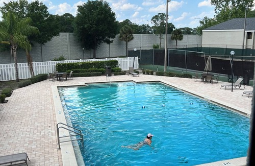 Longwood Condo | Cozy Floridian tropical condo.