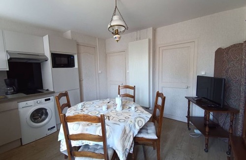 Bazoches-les-Gallerandes Apartment | Cozy Getaway in Bazoches-Les-Gallerandes - 2BR, Full Kitchen, TV, Shared Courtyard