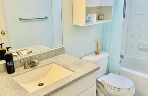 Lynn Valley House | Cozy Garden 2 bedrooms Suite in welcoming North Vancouver with WiFi