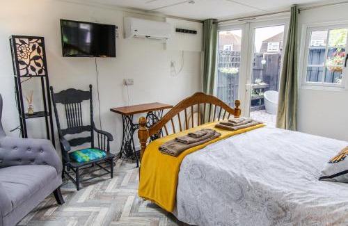 Williton Apartment | Cozy Garden Studio