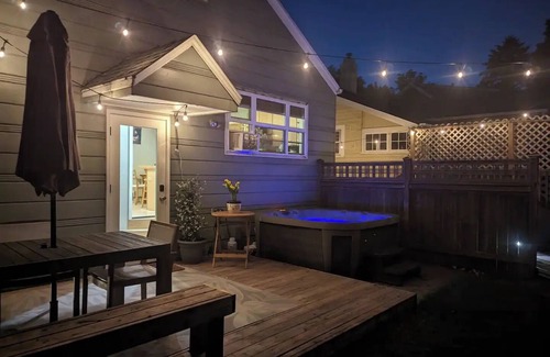 Johns Landing House | Cozy guest suite near the Wilamette River with Hot Tub.