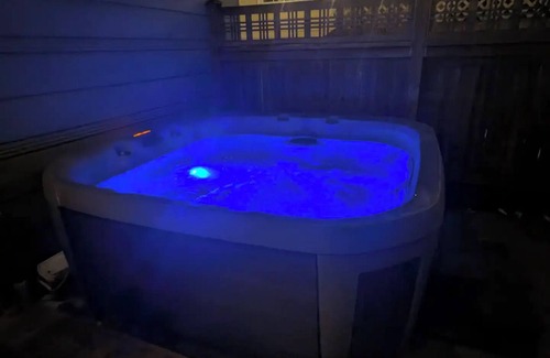 Johns Landing House | Cozy guest suite near the Wilamette River with Hot Tub.