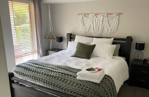 Dalyellup House | Cozy Hampton Escape