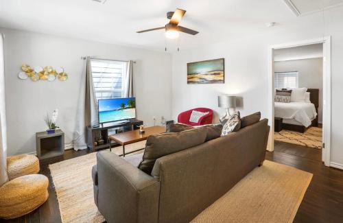 Washington Ave./ Memorial Park House | Cozy Heights 2 BD Bungalow, Walkable