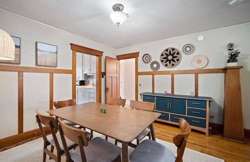 Des Moines House | Cozy Highland Park Bungalow