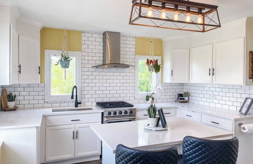 Points East House | Cozy Hilltop Retreat w/Hot Tub, Firepit & Deck. Pet-Friendly!