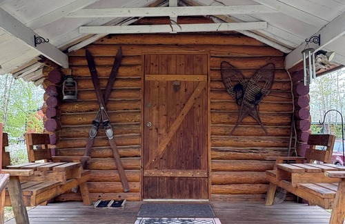 Talkeetna Cabin | Cozy historic log cabin in downtown Talkeetna with WiFi