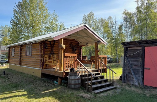 Talkeetna Cabin | Cozy historic log cabin in downtown Talkeetna with WiFi