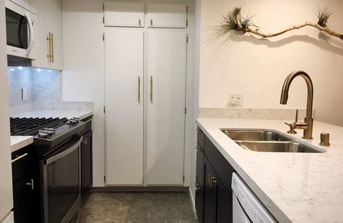Hollywood Hills Condo | Cozy Hollywood Hills 2-bedroom condo with tennis courts,hiking trails,gym, pools