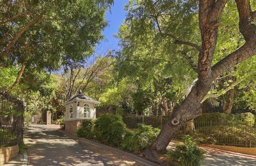 Hollywood Hills Condo | Cozy Hollywood Hills 2-bedroom condo with tennis courts,hiking trails,gym, pools