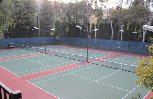 Hollywood Hills Condo | Cozy Hollywood Hills 2-bedroom condo with tennis courts,hiking trails,gym, pools