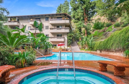 Hollywood Hills Condo | Cozy Hollywood Hills 2-bedroom condo with tennis courts,hiking trails,gym, pools