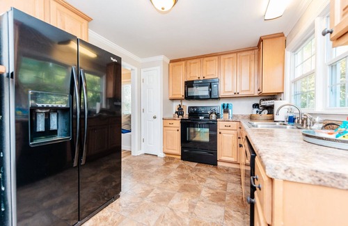 Perry House | Cozy home 2 min to Fairgrounds w/Trailer parking