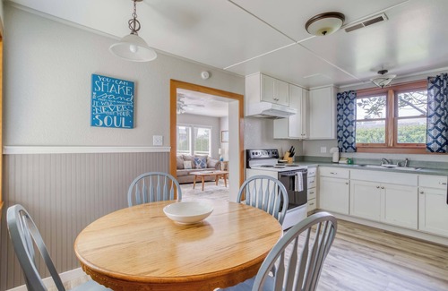 Downtown Cannon Beach House | Cozy Home 3 Blocks From Downtown and 1 Block From Beach