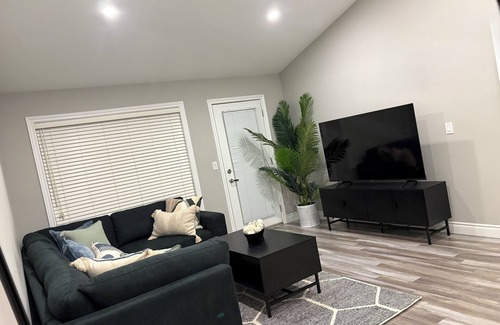 Windsor House | Cozy home, 4 mins drive to Windsor airport & 10 mins drive to Detroit border