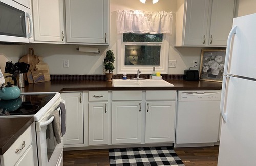 Springfield House | Cozy home close to historic Washburne District, Hospital, Autzen Stadium!