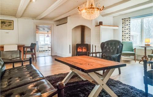 Odeshog Municipality House | Cozy Home In Ödeshög With Kitchen