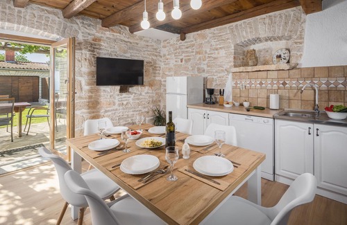 Brajkovici House | Cozy home in Brajkovici with WiFi