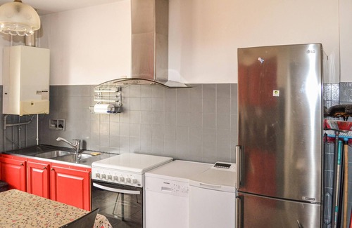 Coutras House | Cozy home in Coutras with kitchen