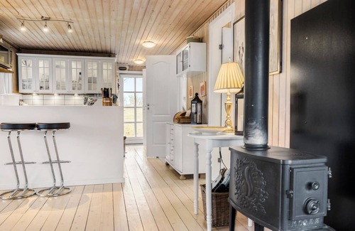 Øer Strand House | Cozy home in Ebeltoft with kitchen