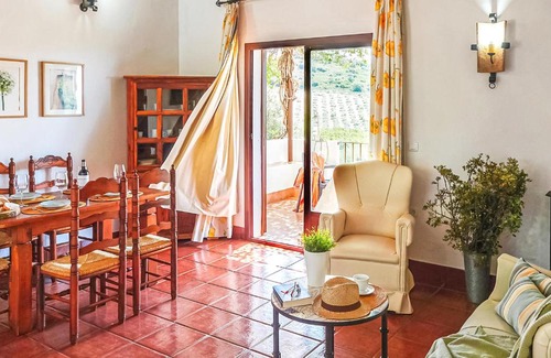 Estepa House | Cozy Home In Estepa With Kitchen