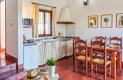 Estepa House | Cozy Home In Estepa With Kitchen