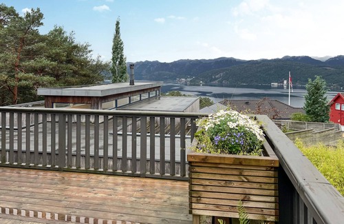 Flekkefjord House | Cozy home in Flekkefjord with house sea view
