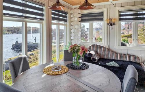 Florø House | Cozy Home In Florø With Wifi